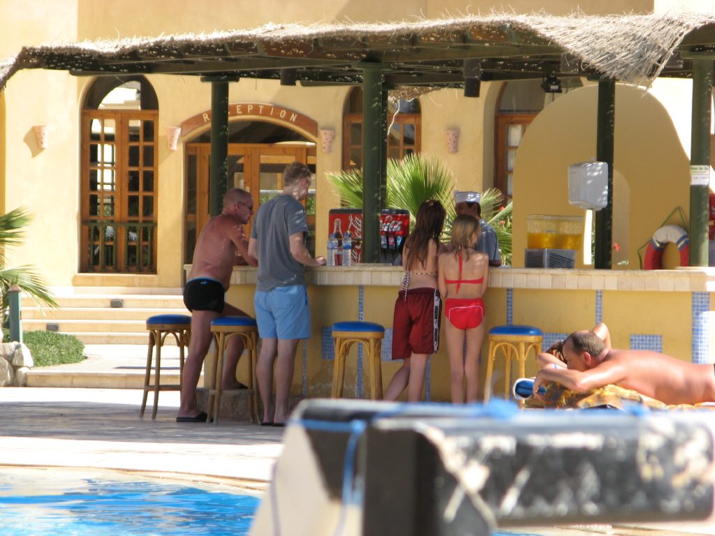Carsten henter forsyninger i pool baren